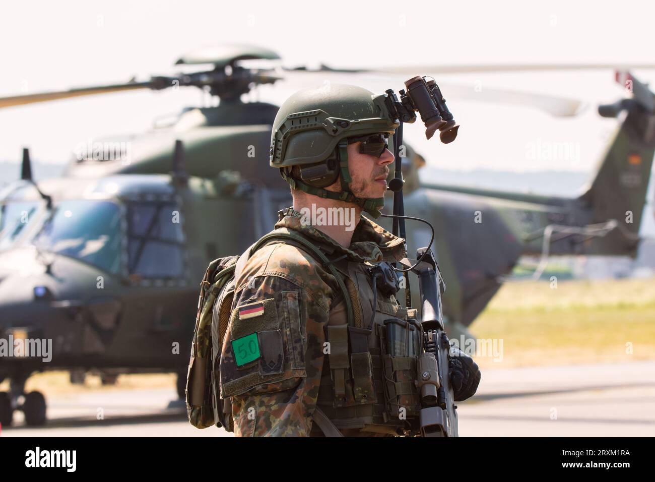 Deutsche Armee steht während des Tag der Bundeswehr vor einem Hubschrauber. Buckeburg, Deutschland - 17. Juni 2023 Stockfoto