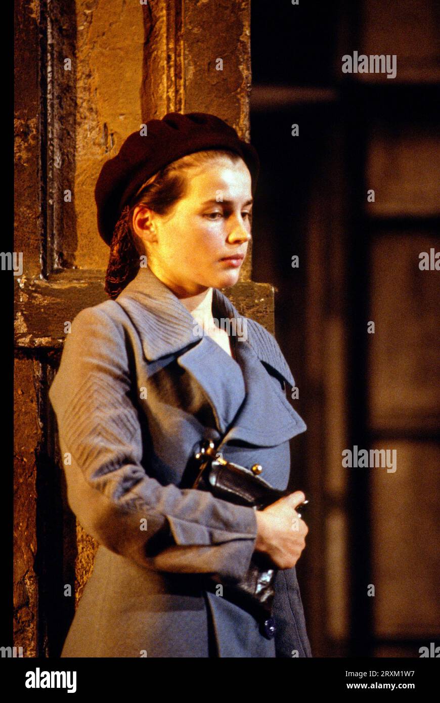 Julia Ormond (Elisabeth) in FAITH HOPE AND CHARITY von Odon von Horvath am Lyric Hammersmith, London W6 27/10/1989 Übersetzung: Christopher Hampton Design: Santiago del Corral Kostüme: Gabrielle Burrell Beleuchtung: Leonard Tucker & Heribert Sassa Regisseur: Heribert Sassa Stockfoto