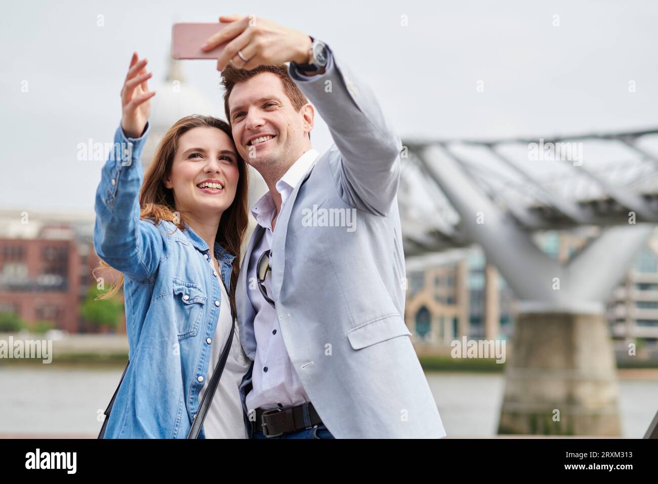 Mitte erwachsenes paar nehmen selfie Stockfoto