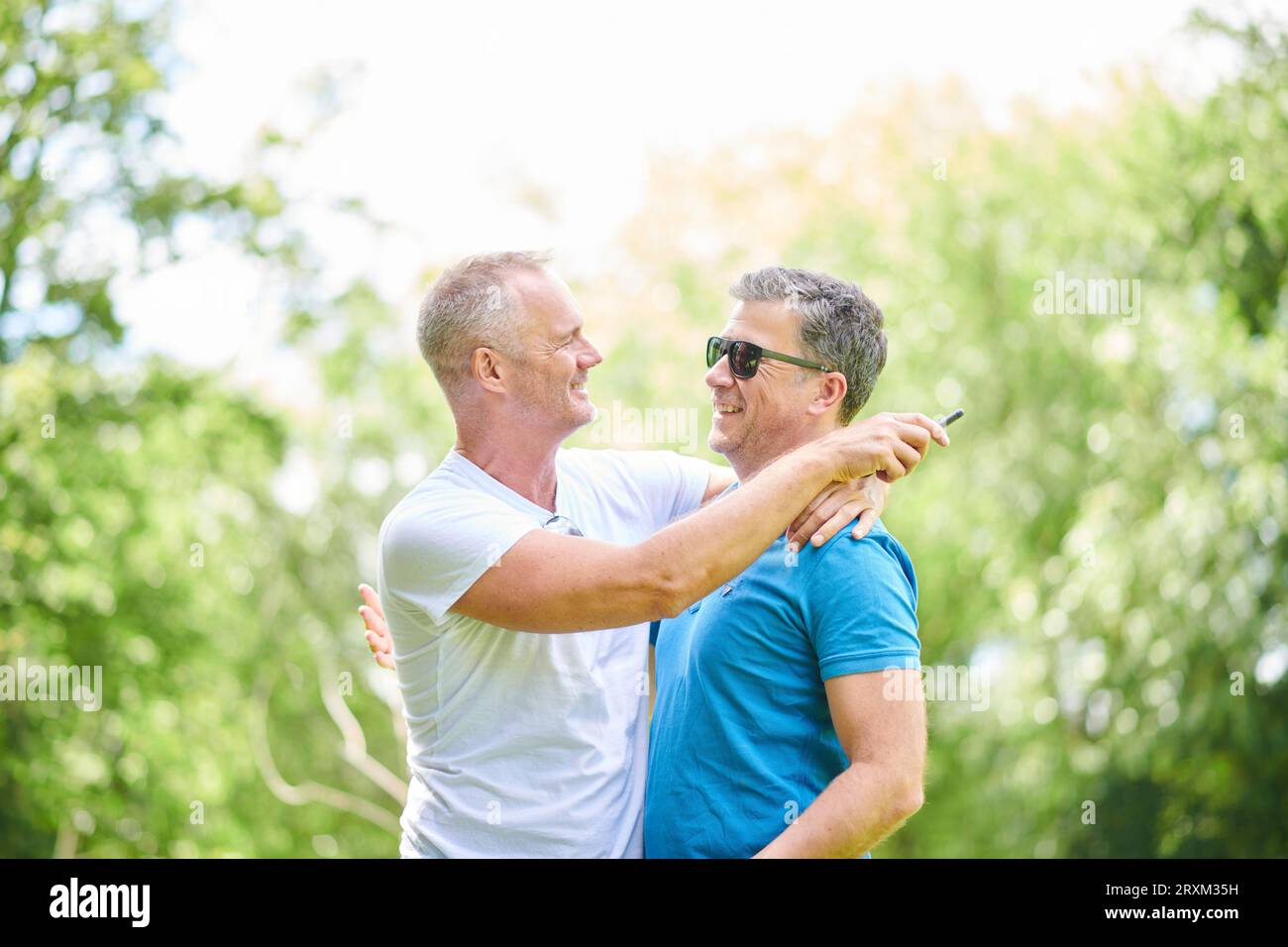 Gay paar umarmt Stockfoto