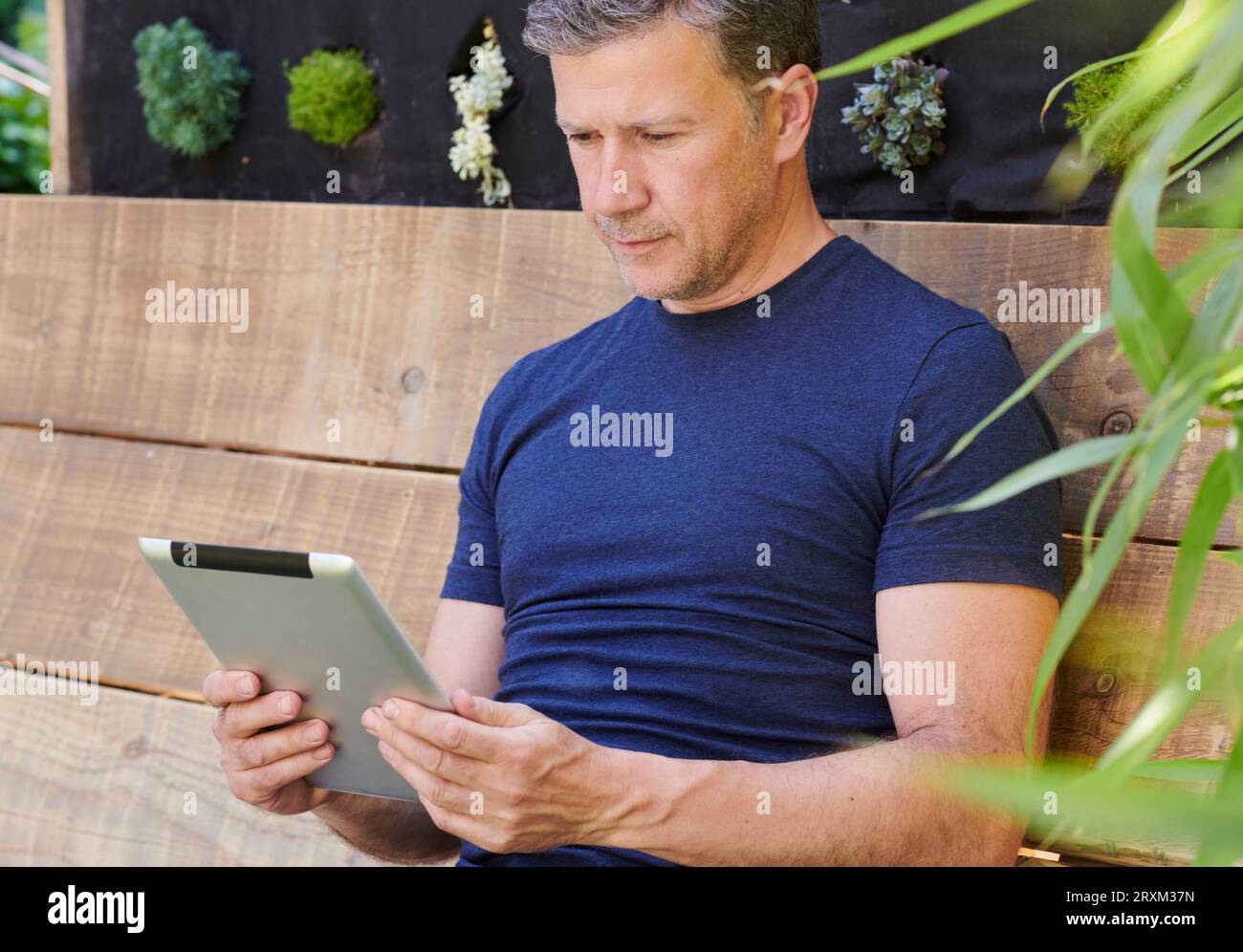 Reifer Mann mit digital-Tablette Stockfoto