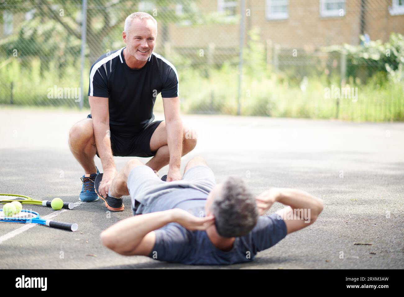 Reifer Mann, der Sit-ups macht Stockfoto