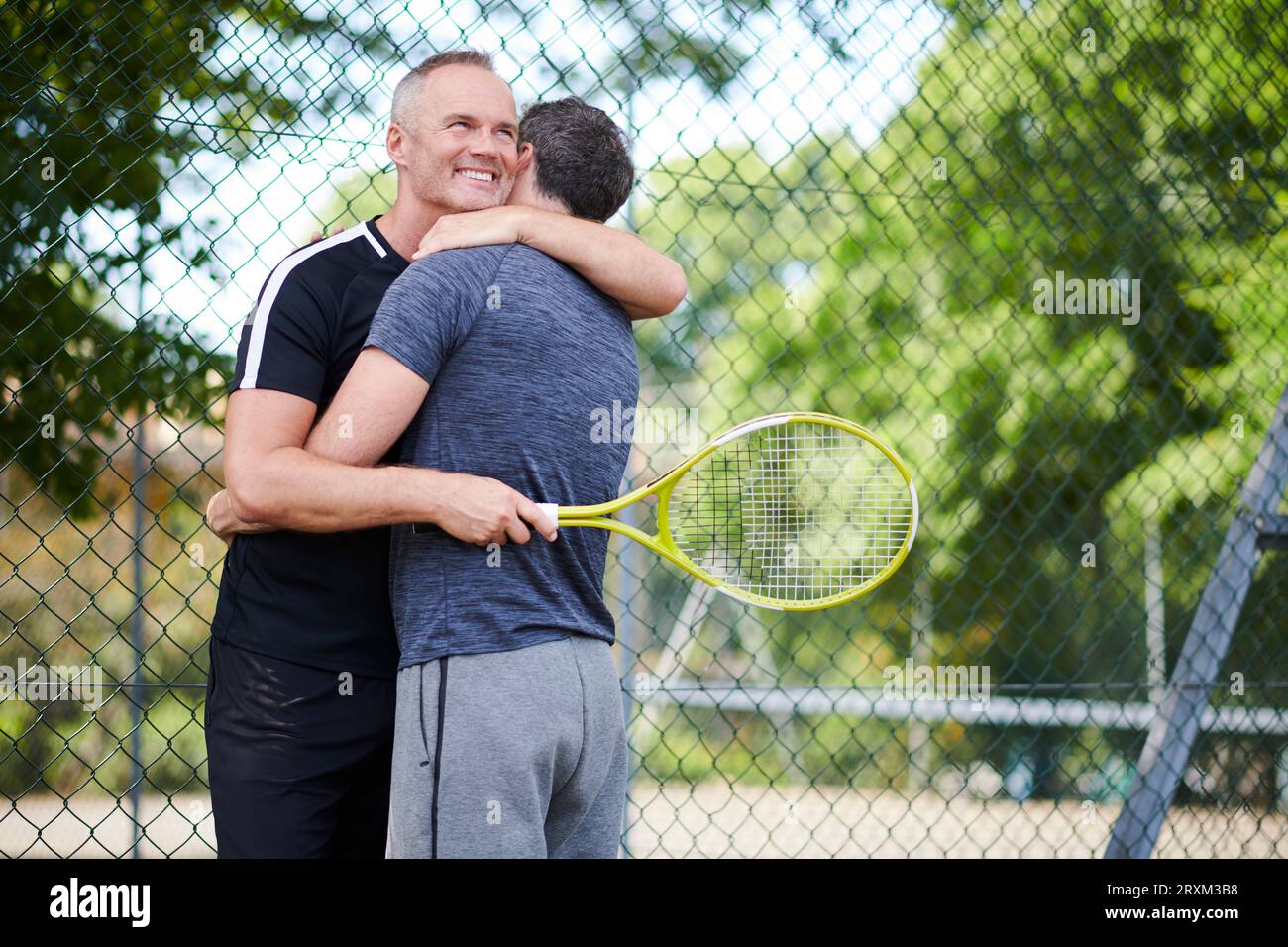 Reifes Paar, das auf dem Tennisplatz ist Stockfoto