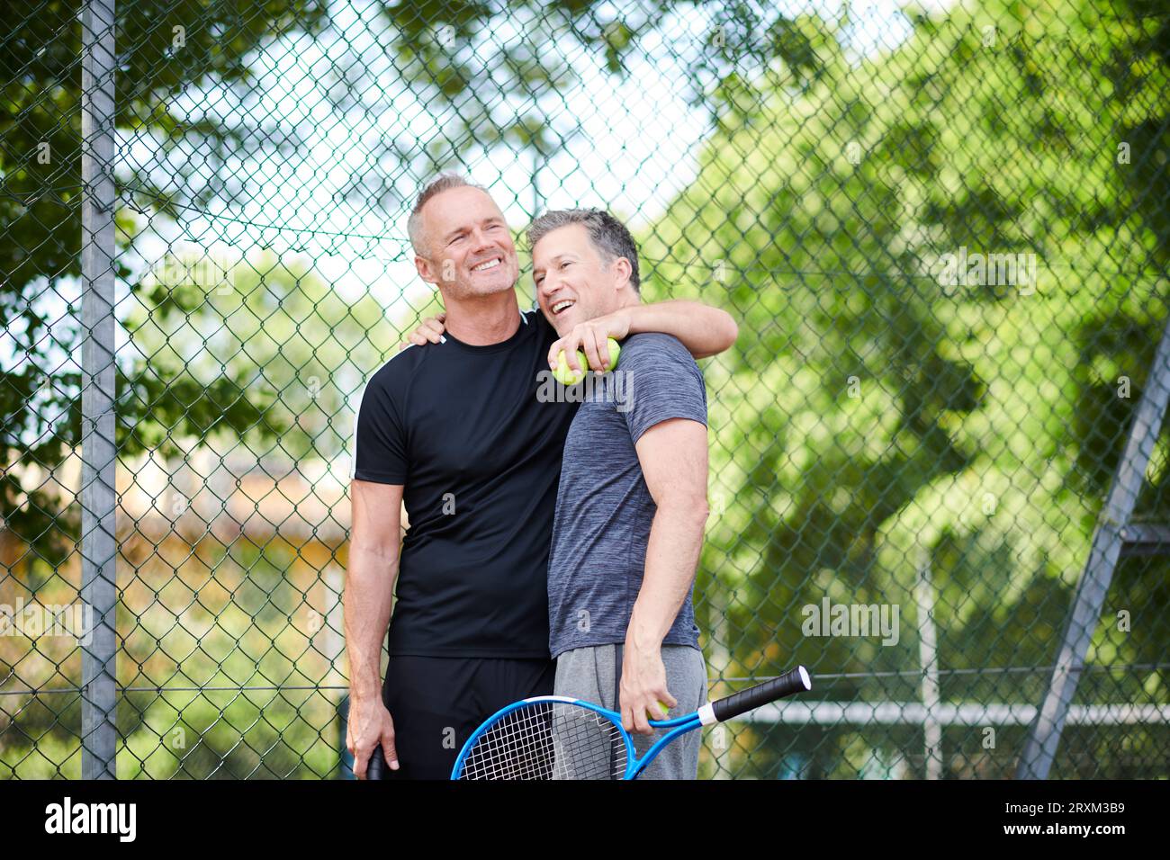 Reifes Paar, das auf dem Tennisplatz ist Stockfoto