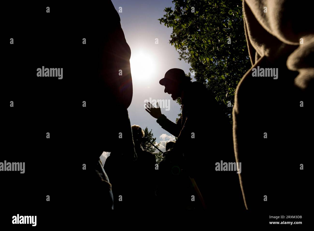Silhouette des sprechenden Mannes Stockfoto