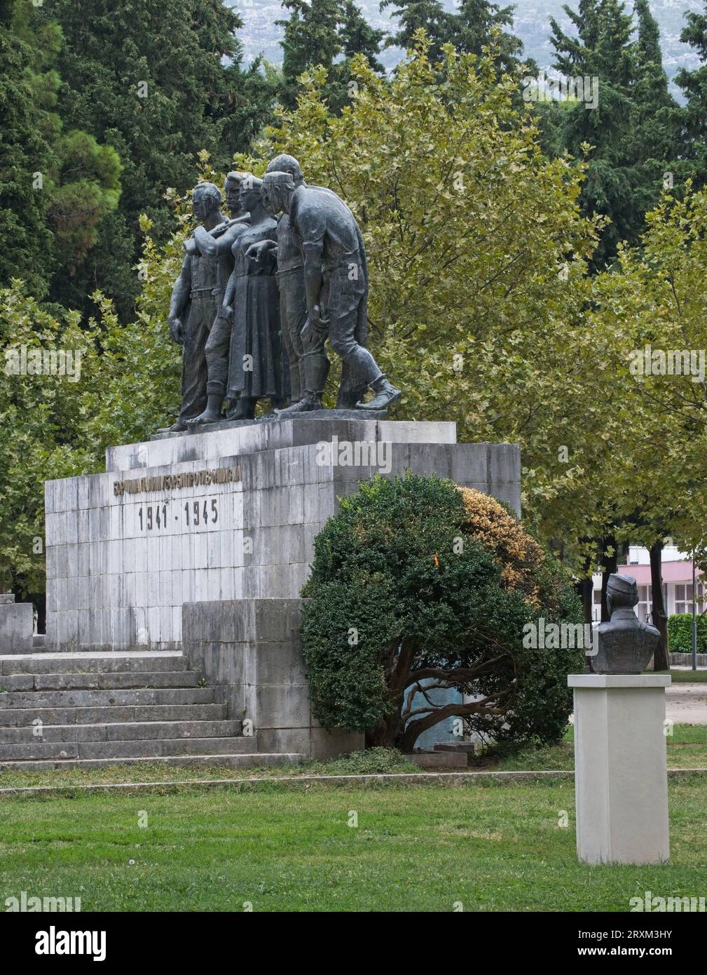 Trebinje, Bosnien und Herzegowina - 22. September 2023: Denkmal für Antifaschisten 1941-1945 im Stadtzentrum von Trebinje. Wolkiger Sommertag. Selektiver Fokus Stockfoto