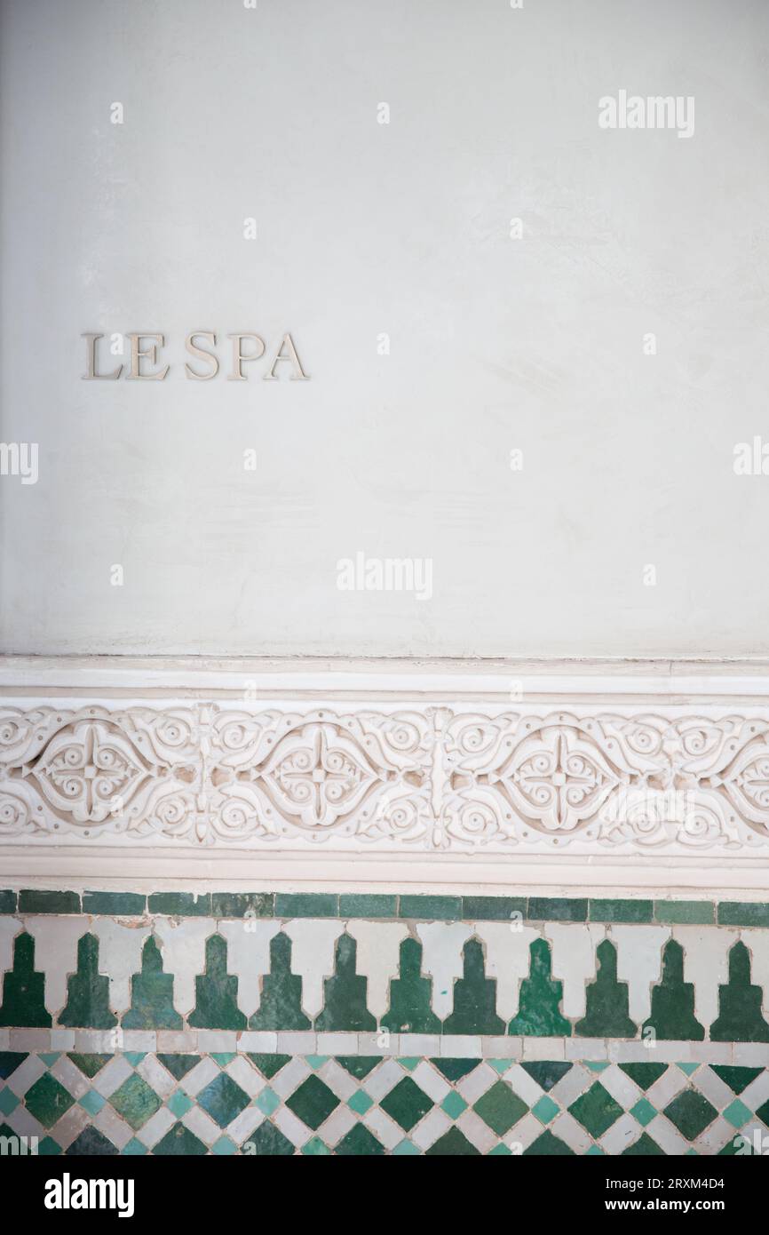 "Le Spa"-Schild an der Wand über dem Mosaik Stockfoto