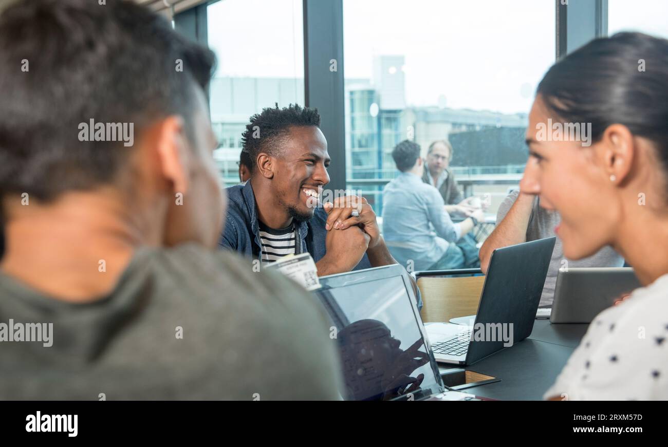 Kollegen mit Laptops während der Konferenz Stockfoto