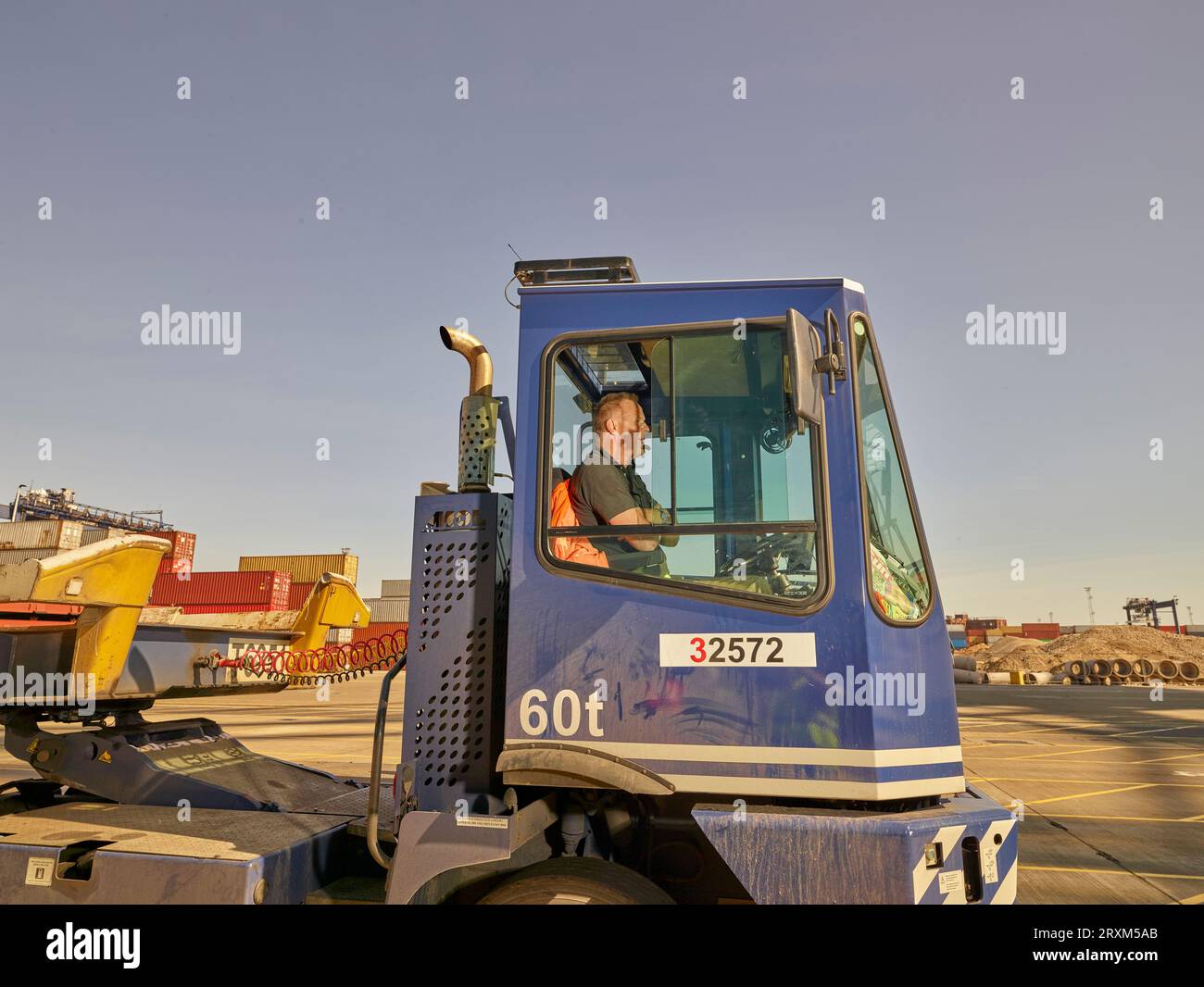 Fahrer im Fahrzeug am Hafen von Felixstowe, England Stockfoto