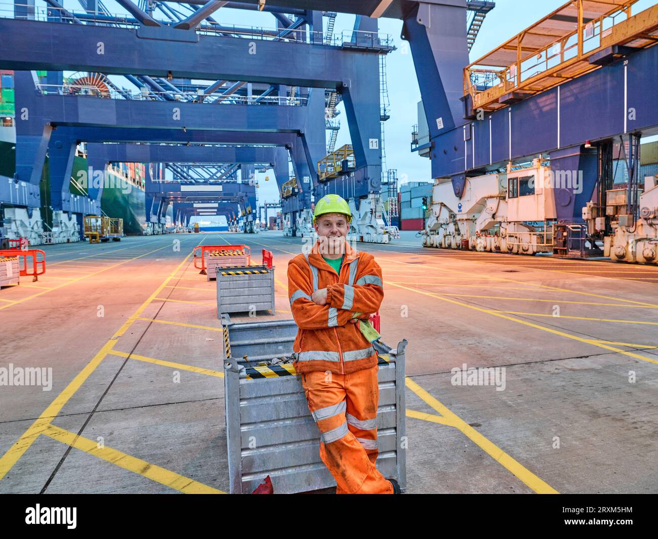 Hafenarbeiter im Hafen von Felixstowe, England Stockfoto