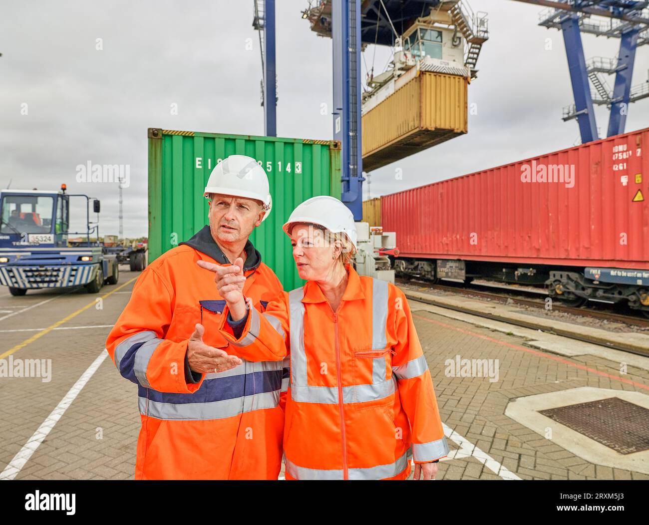 Hafenarbeiter sprechen von Gleisanlagen im Hafen von Felixstowe, England Stockfoto