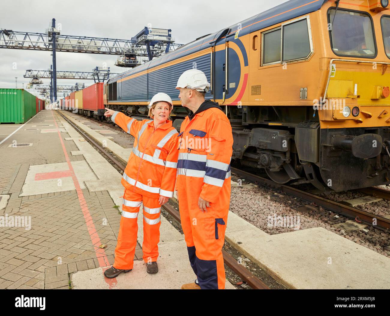 Hafenarbeiter durch cargo Train Stockfoto