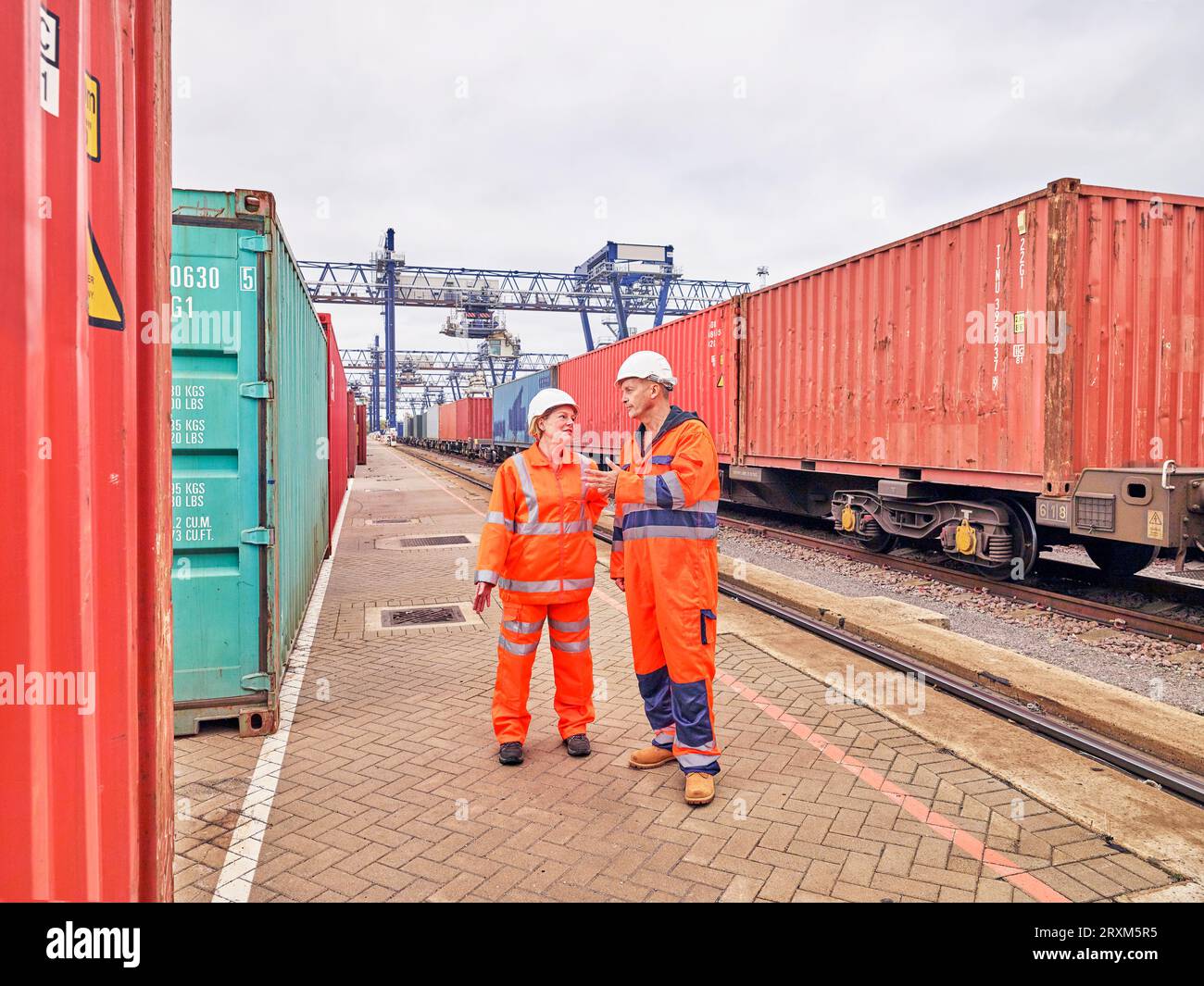 Hafenarbeiter durch cargo Train Stockfoto