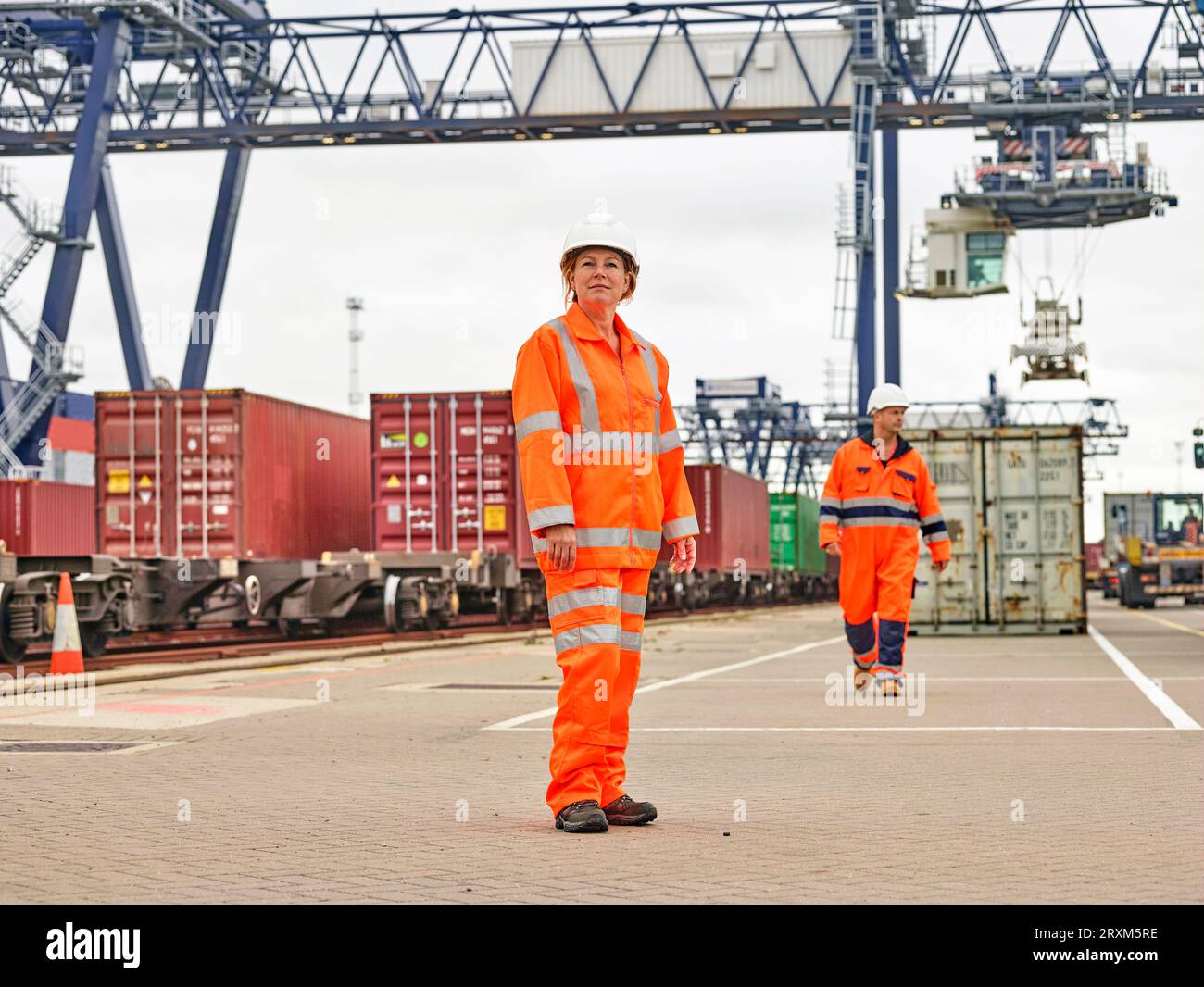 Hafenarbeiter im Hafen von Felixstowe, England Stockfoto