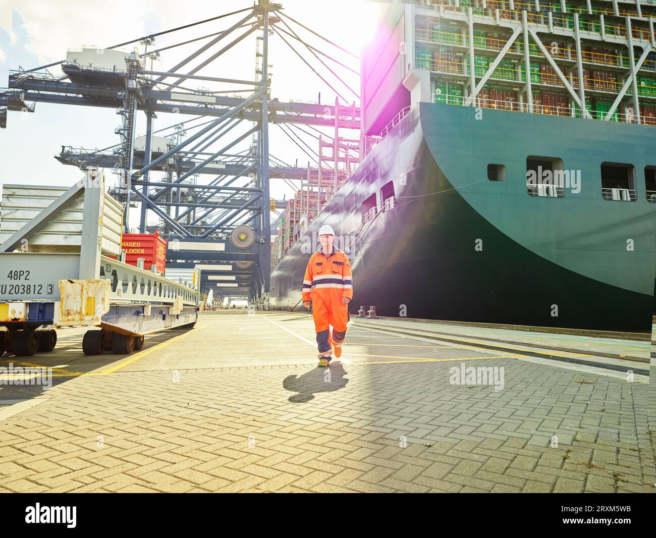Hafenarbeiter zu Fuß neben Frachter im Hafen von Felixstowe, England Stockfoto