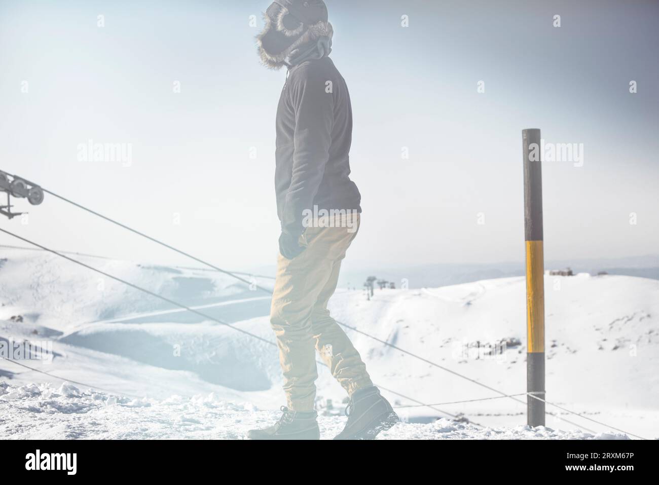 Mann in ushanka bei Ski Gebiet in Spanien Stockfoto