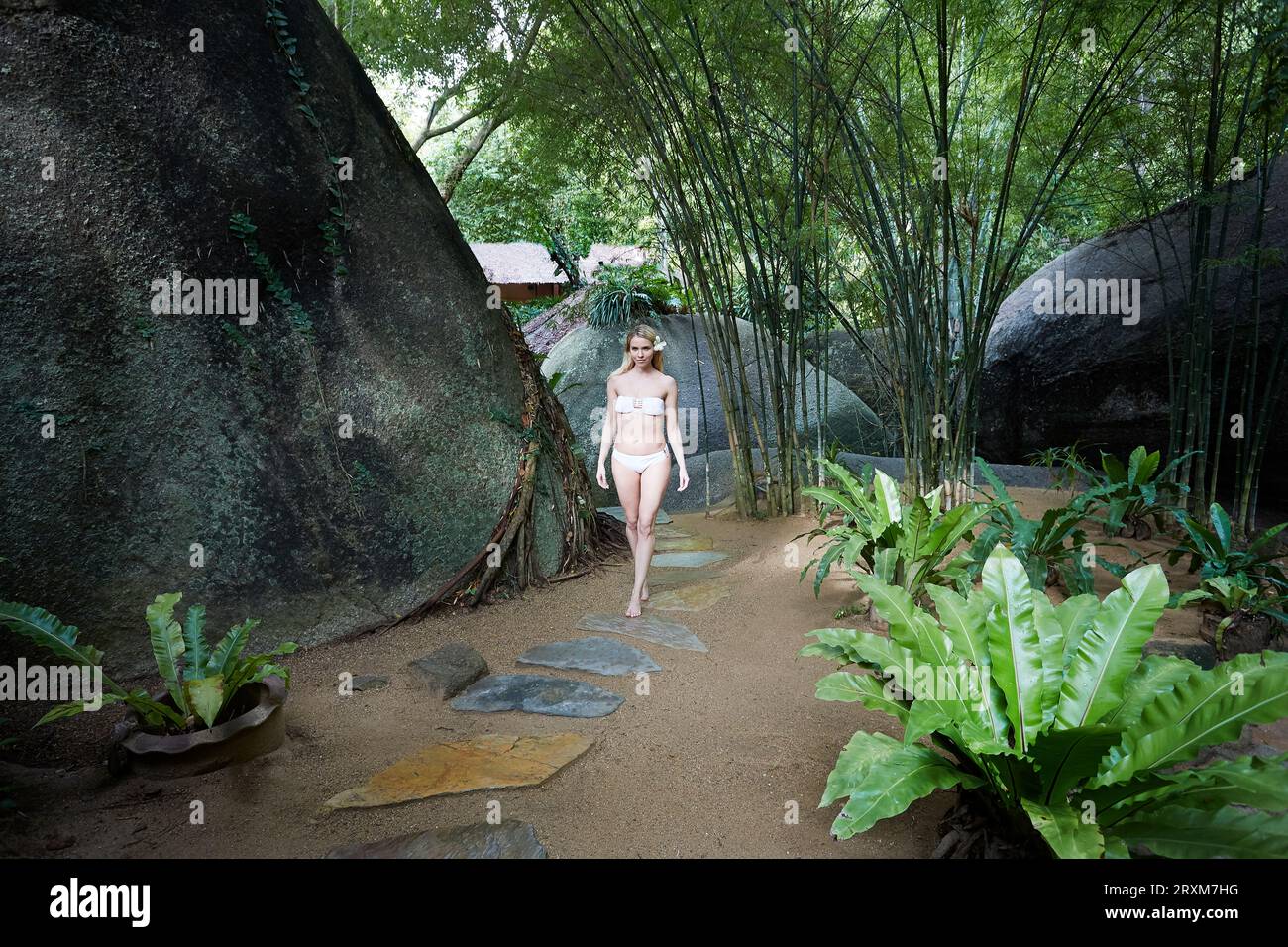 Frau tragen weiße Bikini in Ko Samui, Thailand Stockfoto