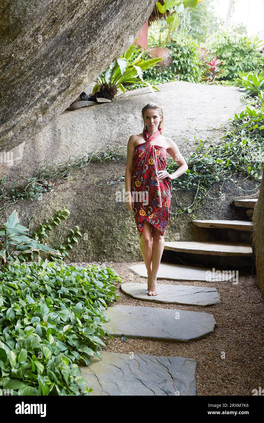 Junge Frau auf Steintreppe in Ko Samui, Thailand Stockfoto