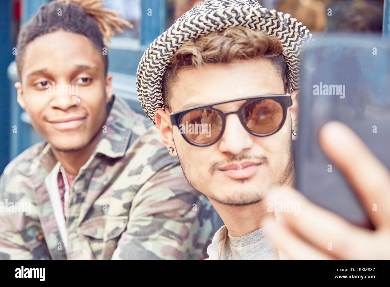 Jungs im Teenageralter selfie zusammen Stockfoto