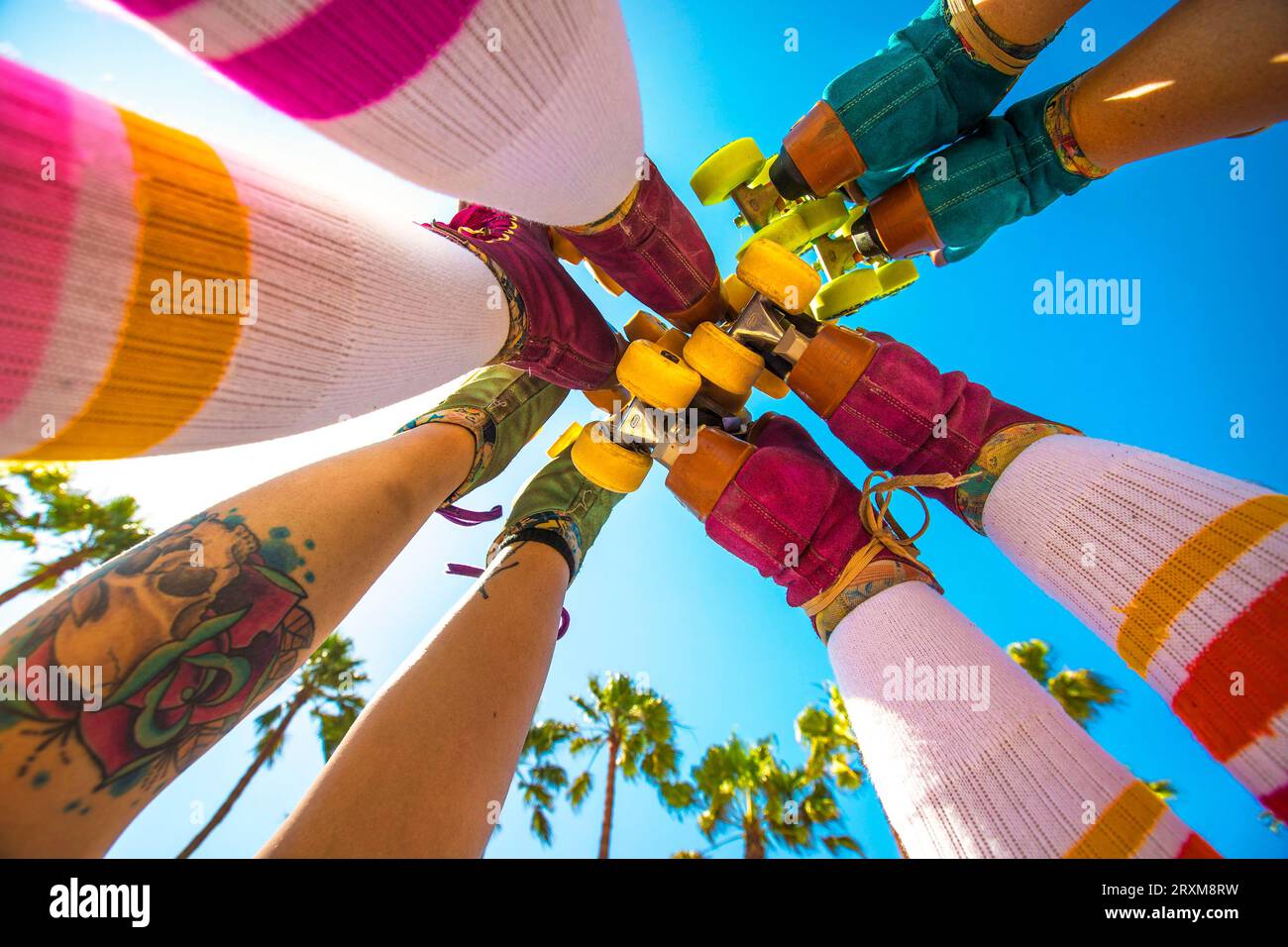Low Angle View von angehobenen Beine der Frauen in Rollschuhen Stockfoto