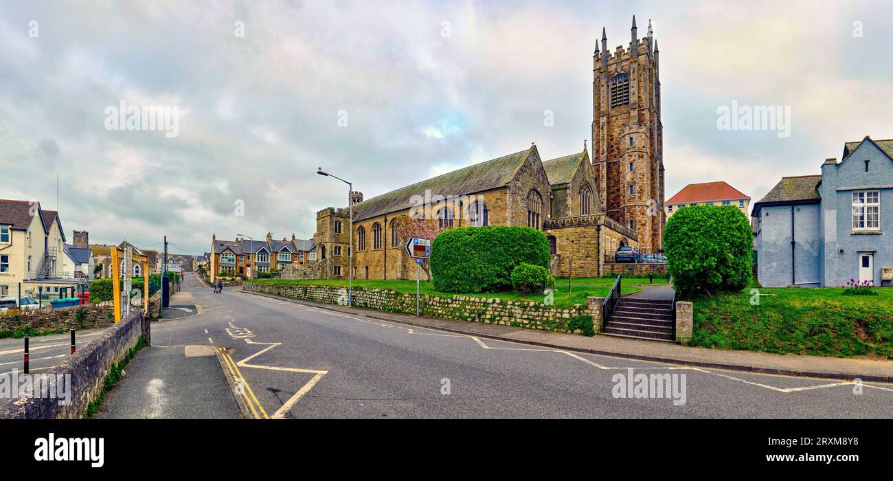 Straße vor der Newquay Parish Church of St Michael the Archangel, Newquay, England, Großbritannien Stockfoto