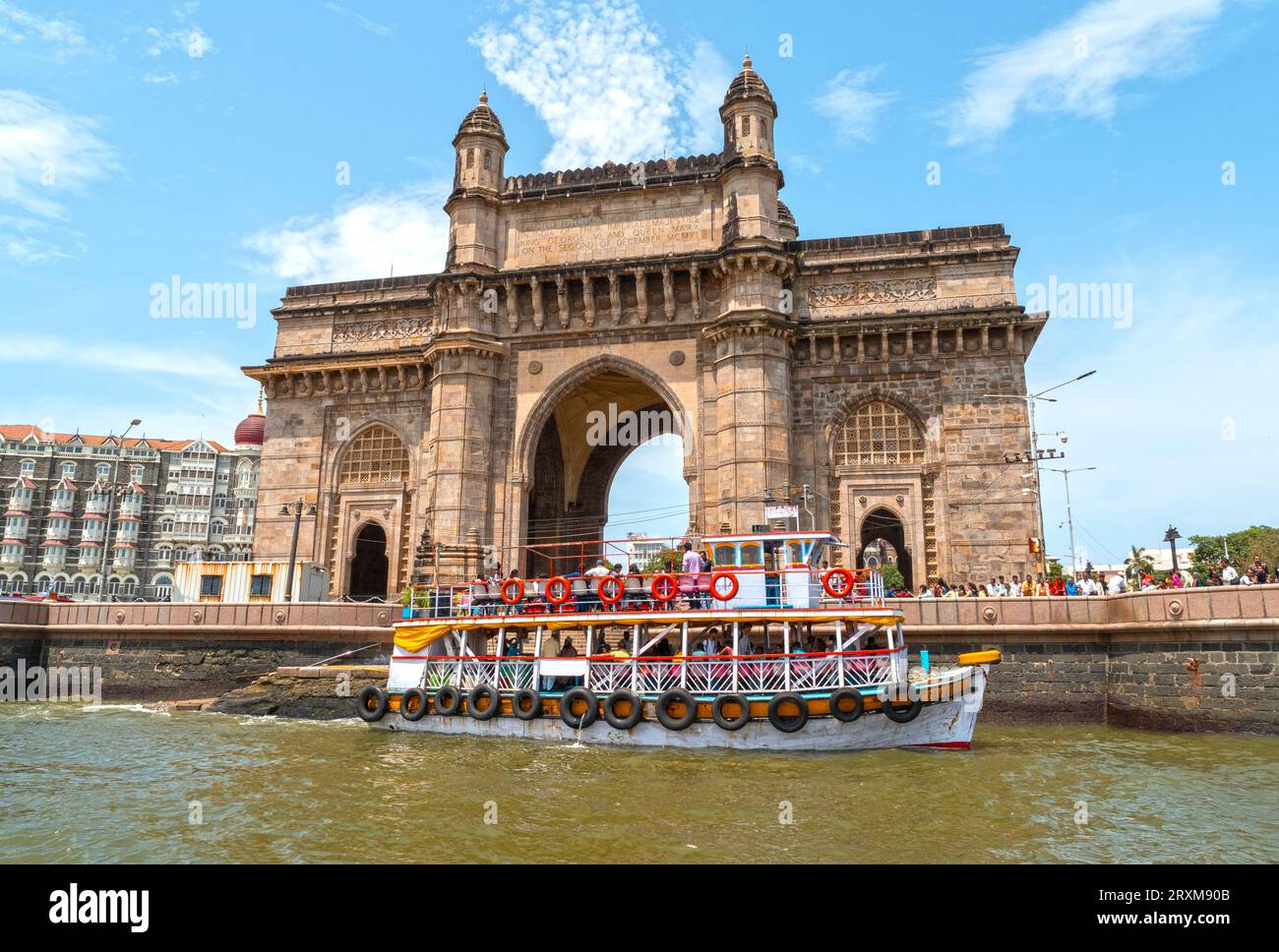 MUMBAI - 23. SEPTEMBER: Tor zu Indien, Meer und Boot in Mumbai am 23. September. 2022 in Indien Stockfoto