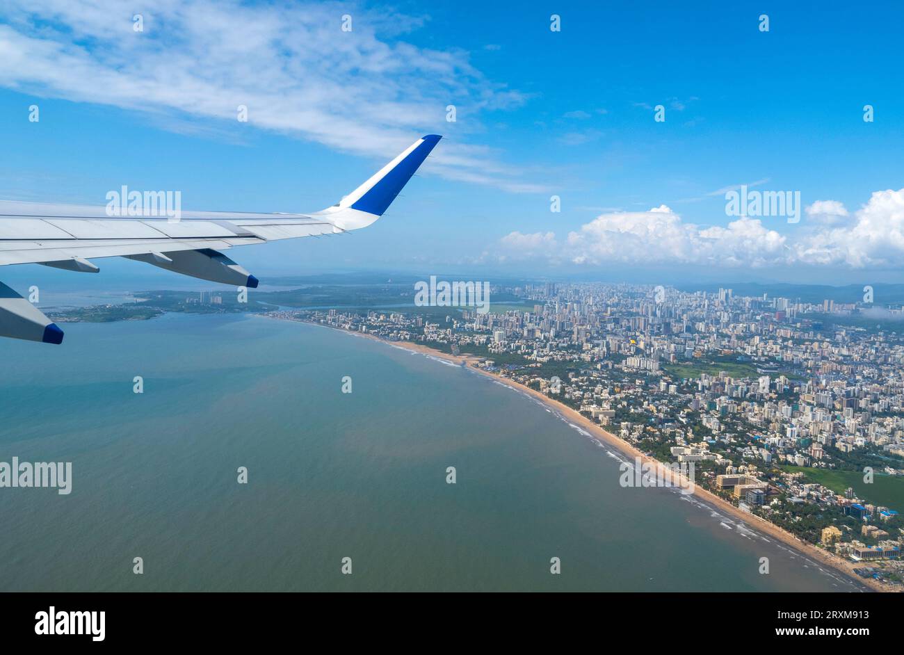 Flugzeug während des Starts über Mumbai und Meer an warmen Sommertagen Stockfoto