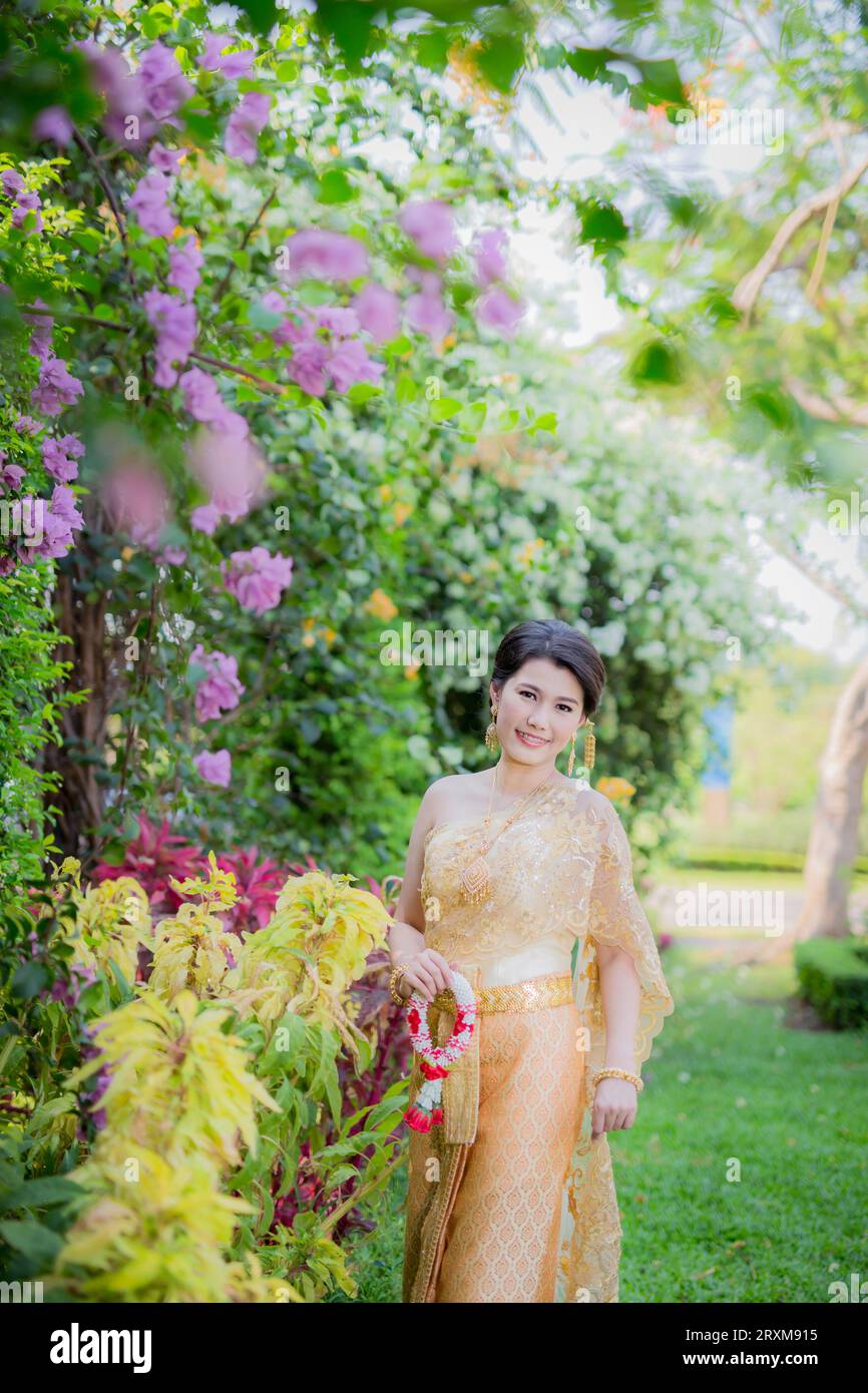 Traditionelles Thai-Kostüm schöne Frau asiatisches Lächeln Glückliches Model Thai Chinesisch 25 29 Jahre Thailand Stockfoto