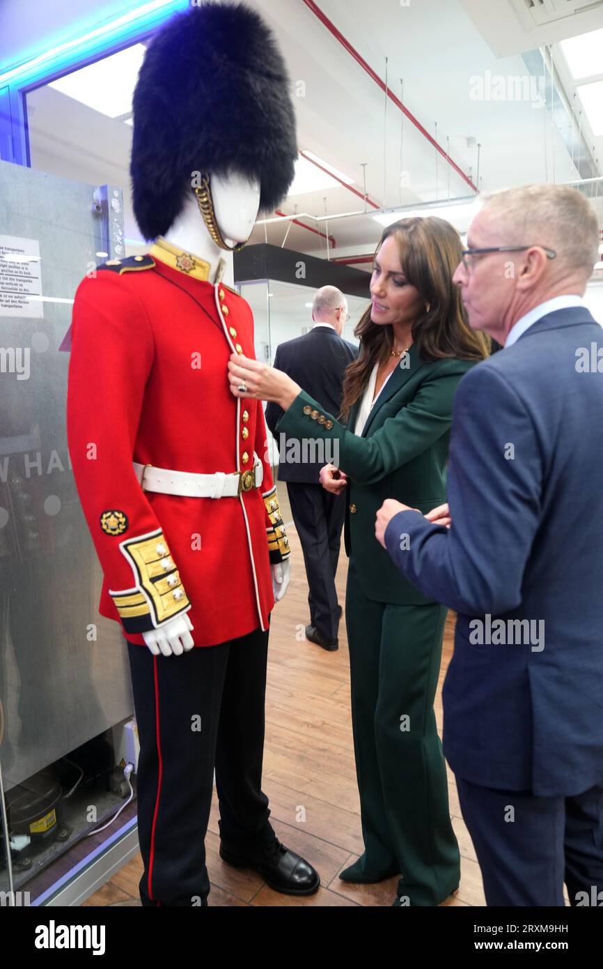 Die Prinzessin von Wales schaut auf eine scharlachrote Tunika der Guardsmans während eines Besuchs in AW Hainsworth in Leeds, einer 1783 gegründeten, familiengeführten Textilfabrik, die britische Wollstoffe, hochleistungsfähige technische Textilien und Stoffe herstellt. 1958 verkaufte der Ururgroßvater der Prinzessin William Lupton & Co an AW Hainsworth. Bilddatum: Dienstag, 26. September 2023. Stockfoto
