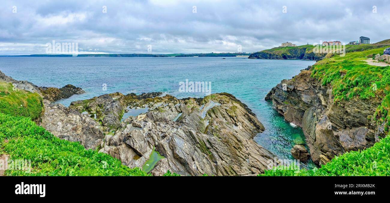 Felsige Küste von Newquay Bay, Newquay, England, Vereinigtes Königreich Stockfoto