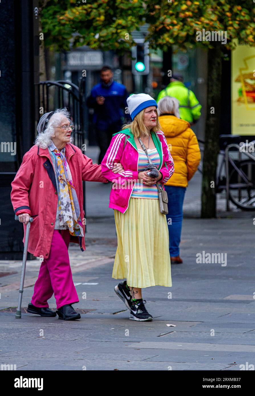 Dundee, Tayside, Schottland, Vereinigtes Königreich. September 2023 26. Wetter in Großbritannien: Die Temperaturen in Dundee erreichten an einem kalten und windigen Herbstmorgen 16 °C. Modische Frauen verbringen den Tag mit Spaß im Stadtzentrum von Dundee, gehen ihren Alltag durch und shoppen inmitten der hohen Lebenshaltungskosten Schottlands. Quelle: Dundee Photographics/Alamy Live News Stockfoto