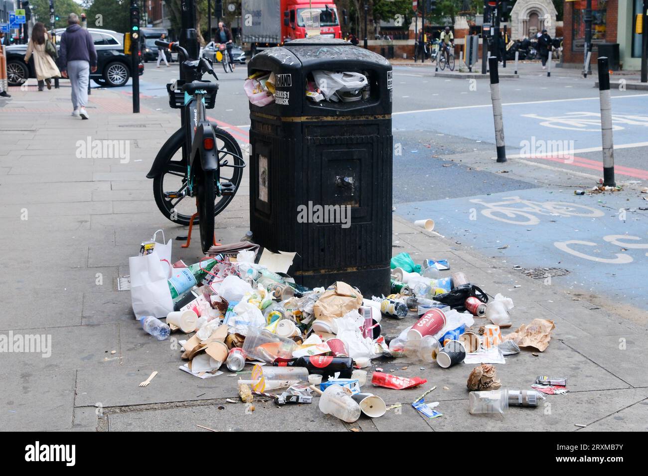 Whitechapel, London, Großbritannien. 26. September 2023. Vom 18. September bis zum 1. Oktober streiken die Müllversorger des Tower Hamlets Council und Straßenreiniger. Quelle: Matthew Chattle/Alamy Live News Stockfoto