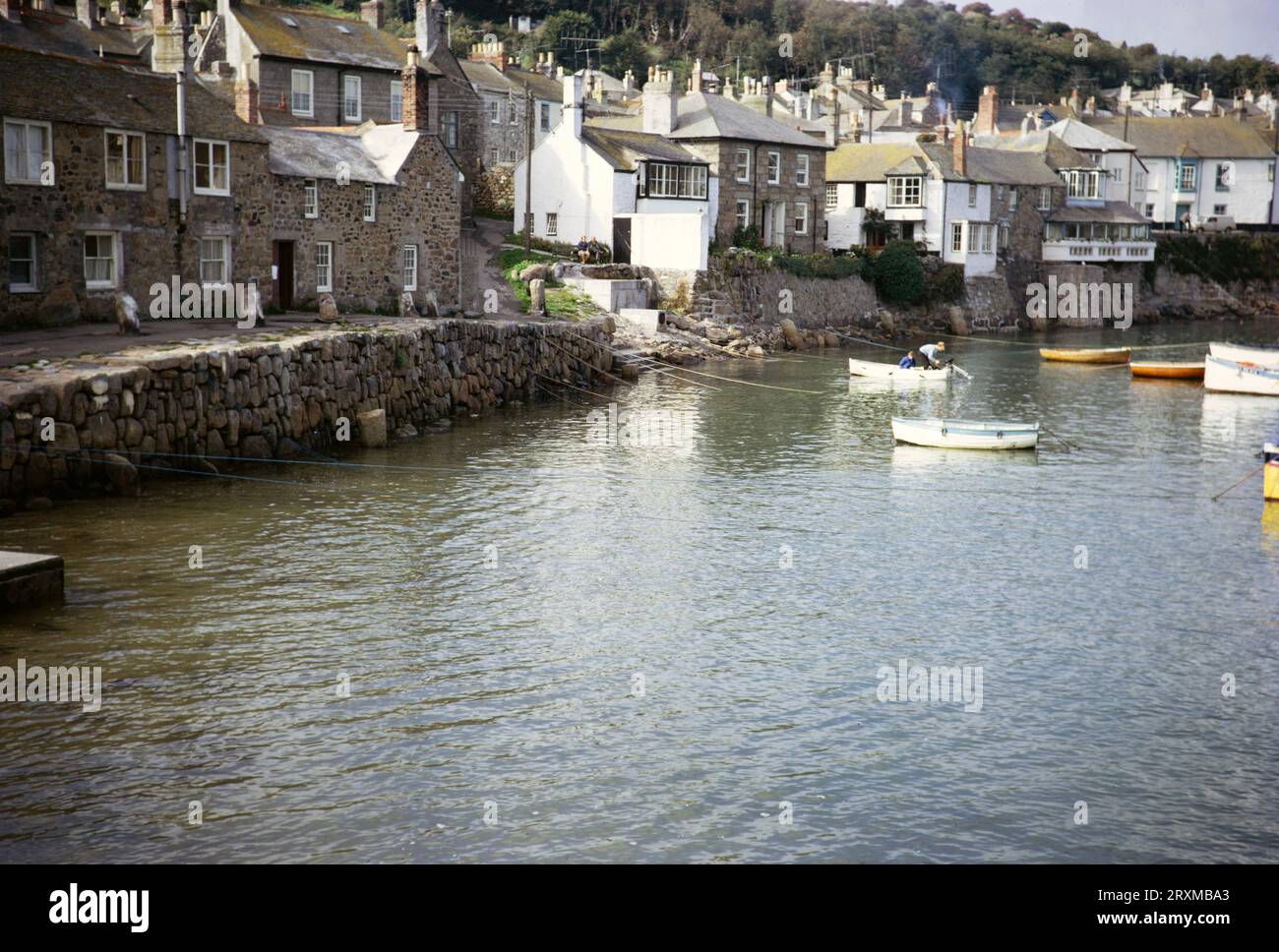 Historische Häuser rund um den Hafen von Mousehole, Cornwall, England, Großbritannien 1967 Stockfoto