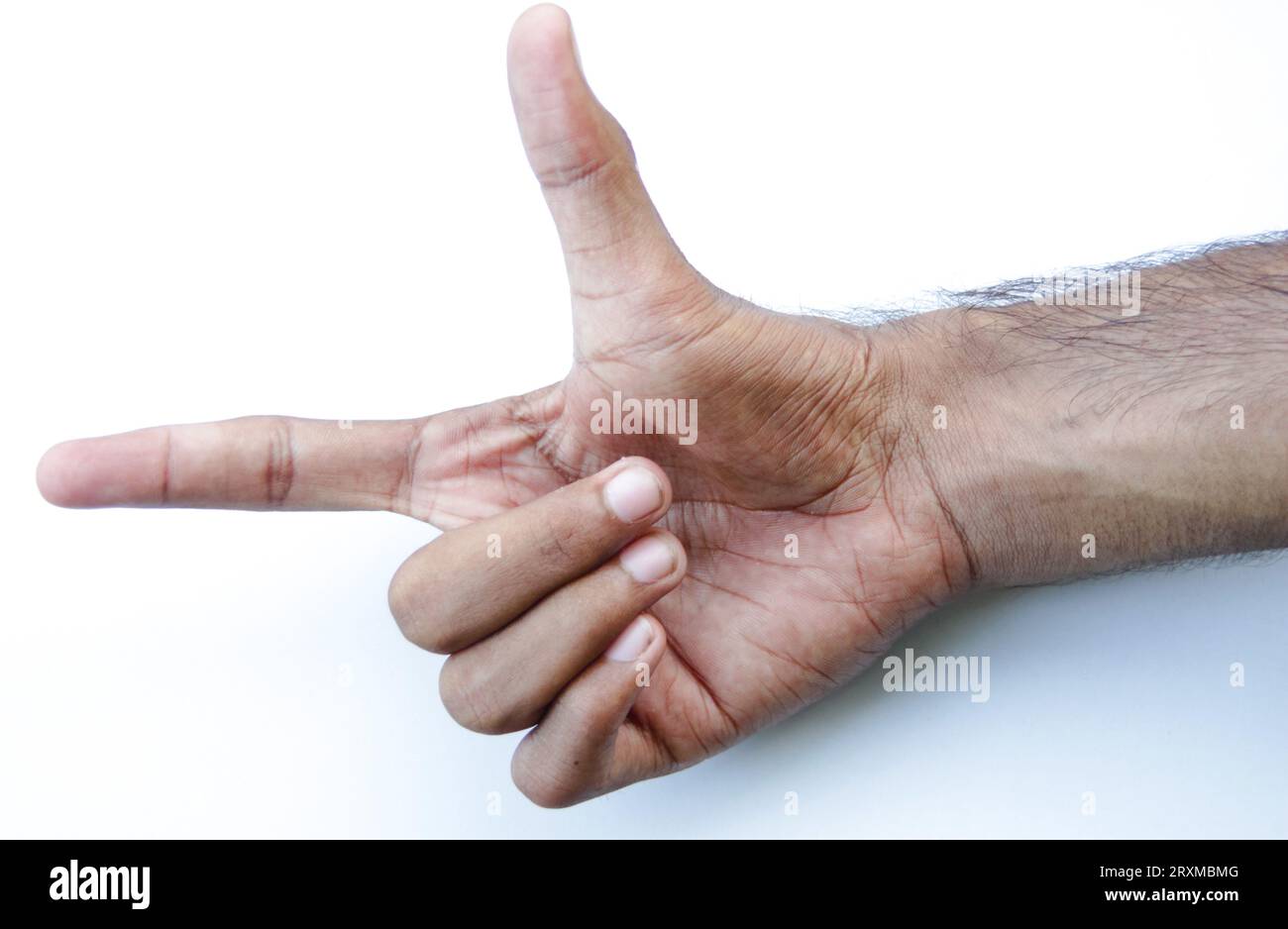 Mann Hand mit Daumen nach oben isoliert auf natürlichem grünem Hintergrund. Schild mit Daumen nach oben. Geste wird genehmigt. Isoliert über natürlichem grünem Hintergrund. Handgesten Stockfoto
