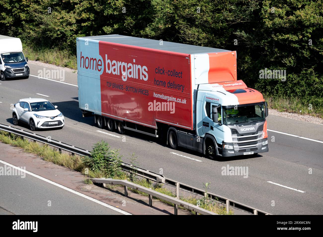 Home Schnäppchen Lkw auf der Autobahn M40, Warwickshire, Großbritannien Stockfoto