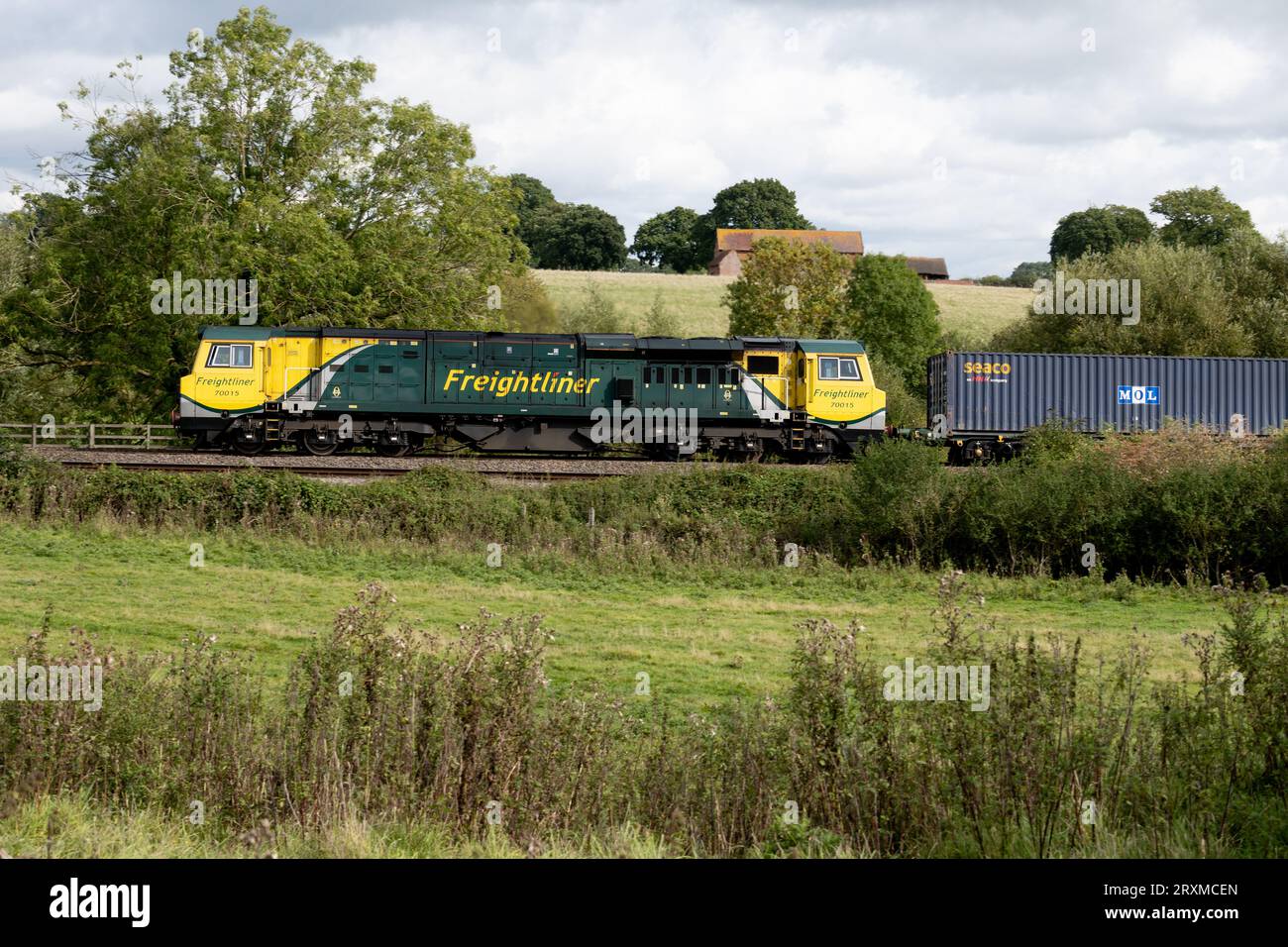 Diesellokomotive der Baureihe 70 Nr. 70015, die einen freightliner-Zug zieht, Warwickshire, England, Großbritannien Stockfoto