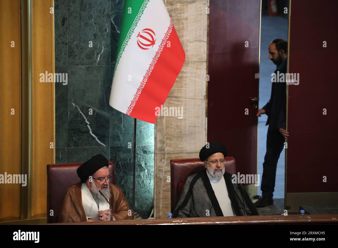 Teheran, Iran. September 2023 26. EBRAHIM RAISI (R), stellvertretender Leiter der Sachverständigenversammlung, und AHMAD KHATAMI (L), ein hochrangiges Mitglied der Sachverständigenversammlung, nehmen an einer Sitzung im alten iranischen Parlamentsgebäude in der Innenstadt von Teheran Teil. Die Sachverständigenversammlung im Iran ist ein Leitungsorgan, das sich aus 88 Mitgliedern zusammensetzt, die vom Volk gewählt werden. Seine Hauptaufgabe besteht darin, den Obersten Führer Irans auszuwählen und zu überwachen. Quelle: ZUMA Press, Inc./Alamy Live News Stockfoto