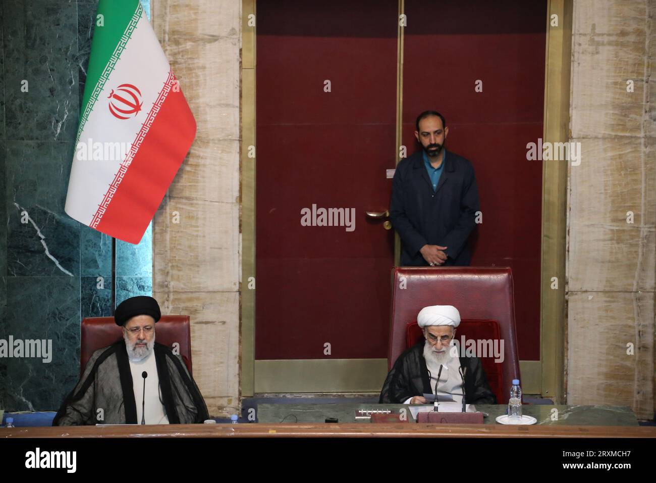 Teheran, Iran. September 2023 26. EBRAHIM RAISI (L), stellvertretender Leiter der Sachverständigenversammlung, AHMAD JANNATI (R), Leiter der einflussreichen Sachverständigenversammlung Irans, nimmt an einer Sitzung im alten iranischen Parlamentsgebäude in der Innenstadt von Teheran Teil. Die Sachverständigenversammlung im Iran ist ein Leitungsorgan, das sich aus 88 Mitgliedern zusammensetzt, die vom Volk gewählt werden. Seine Hauptaufgabe besteht darin, den Obersten Führer Irans auszuwählen und zu überwachen. Quelle: ZUMA Press, Inc./Alamy Live News Stockfoto