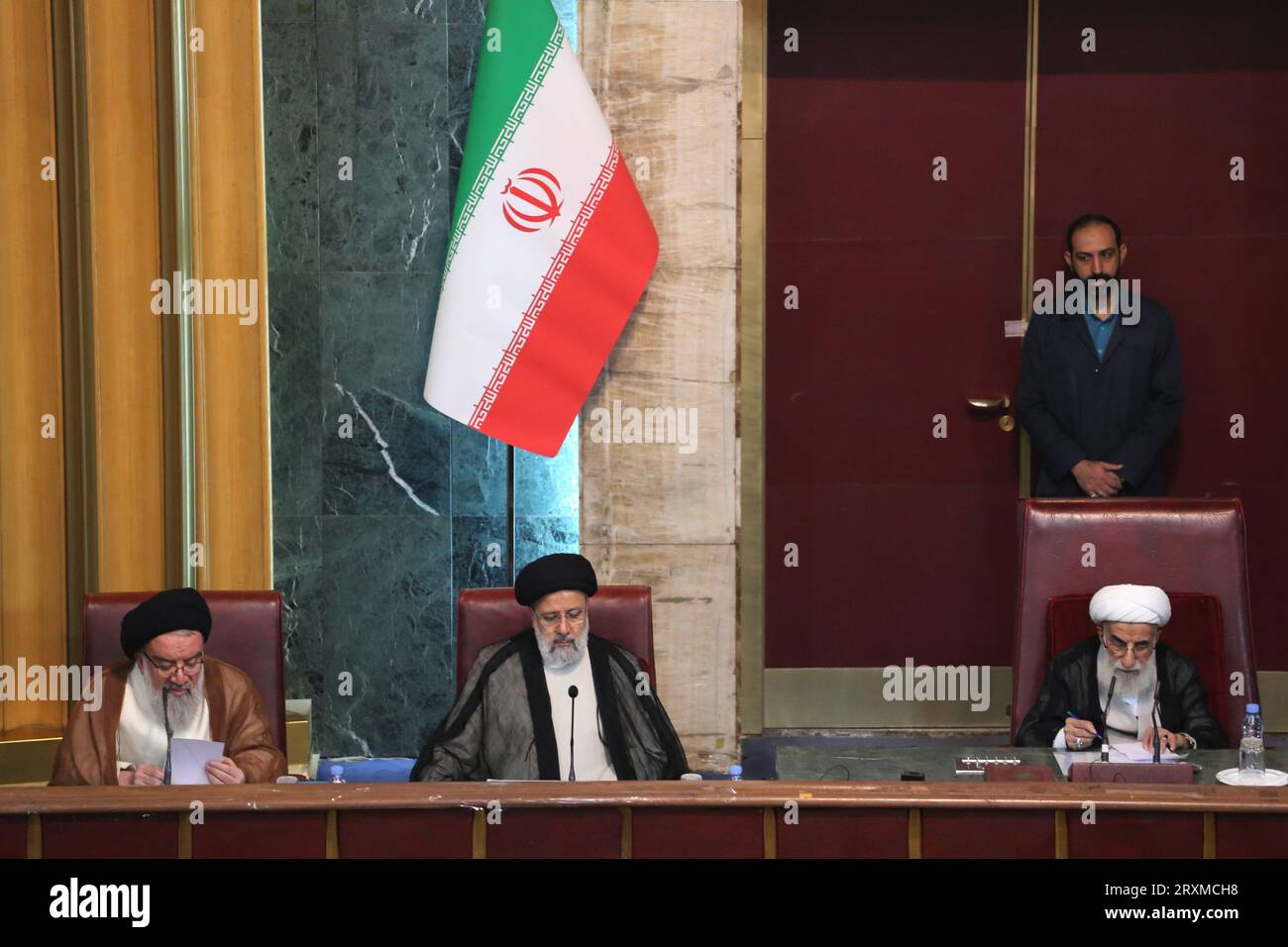Teheran, Iran. September 2023 26. EBRAHIM RAISI (C), stellvertretender Leiter der Sachverständigenversammlung, AHMAD JANNATI (R), Leiter der einflussreichen Sachverständigenversammlung Irans, und AHMAD KHATAMI (L), ein hochrangiges Mitglied der Sachverständigenversammlung, nehmen an einer Sitzung im alten iranischen Parlamentsgebäude in der Innenstadt von Teheran Teil. Die Sachverständigenversammlung im Iran ist ein Leitungsorgan, das sich aus 88 Mitgliedern zusammensetzt, die vom Volk gewählt werden. Seine Hauptaufgabe besteht darin, den Obersten Führer Irans auszuwählen und zu überwachen. Quelle: ZUMA Press, Inc./Alamy Live News Stockfoto