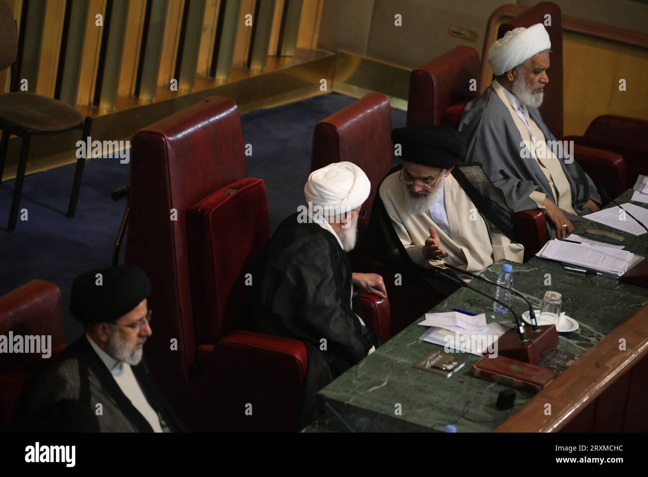 Teheran, Iran. September 2023 26. EBRAHIM RAISI (L), stellvertretender Leiter der Sachverständigenversammlung, und AHMAD JANNATI (2L), Leiter der einflussreichen Sachverständigenversammlung Irans, nehmen an einer Sitzung im alten iranischen Parlamentsgebäude in der Innenstadt von Teheran Teil. Die Sachverständigenversammlung im Iran ist ein Leitungsorgan, das sich aus 88 Mitgliedern zusammensetzt, die vom Volk gewählt werden. Seine Hauptaufgabe besteht darin, den Obersten Führer Irans auszuwählen und zu überwachen. Quelle: ZUMA Press, Inc./Alamy Live News Stockfoto