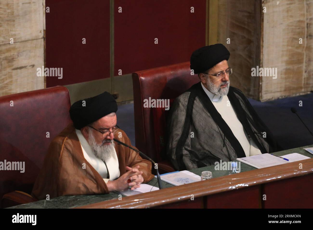 Teheran, Iran. September 2023 26. EBRAHIM RAISI (R), stellvertretender Leiter der Sachverständigenversammlung, und AHMAD KHATAMI (L), ein hochrangiges Mitglied der Sachverständigenversammlung, nehmen an einer Sitzung im alten iranischen Parlamentsgebäude in der Innenstadt von Teheran Teil. Die Sachverständigenversammlung im Iran ist ein Leitungsorgan, das sich aus 88 Mitgliedern zusammensetzt, die vom Volk gewählt werden. Seine Hauptaufgabe besteht darin, den Obersten Führer Irans auszuwählen und zu überwachen. Quelle: ZUMA Press, Inc./Alamy Live News Stockfoto