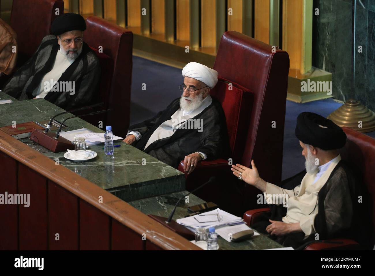 Teheran, Iran. September 2023 26. EBRAHIM RAISI (L), stellvertretender Leiter der Sachverständigenversammlung, AHMAD JANNATI (C), Leiter der einflussreichen Sachverständigenversammlung Irans, nimmt an einer Sitzung im alten iranischen Parlamentsgebäude in der Innenstadt von Teheran Teil. Die Sachverständigenversammlung im Iran ist ein Leitungsorgan, das sich aus 88 Mitgliedern zusammensetzt, die vom Volk gewählt werden. Seine Hauptaufgabe besteht darin, den Obersten Führer Irans auszuwählen und zu überwachen. Quelle: ZUMA Press, Inc./Alamy Live News Stockfoto