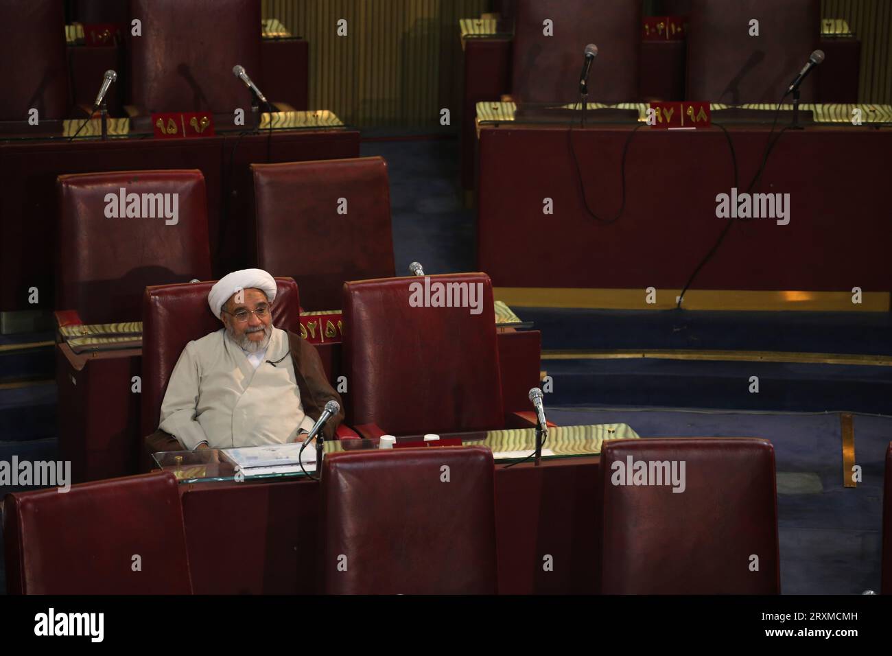 Teheran, Iran. September 2023 26. Ein Mitglied der iranischen einflussreichen Expertenversammlung nimmt an einer Sitzung im alten iranischen Parlamentsgebäude in der Innenstadt von Teheran Teil. Die Sachverständigenversammlung im Iran ist ein Leitungsorgan, das sich aus 88 Mitgliedern zusammensetzt, die vom Volk gewählt werden. Seine Hauptaufgabe besteht darin, den Obersten Führer Irans auszuwählen und zu überwachen. Quelle: ZUMA Press, Inc./Alamy Live News Stockfoto