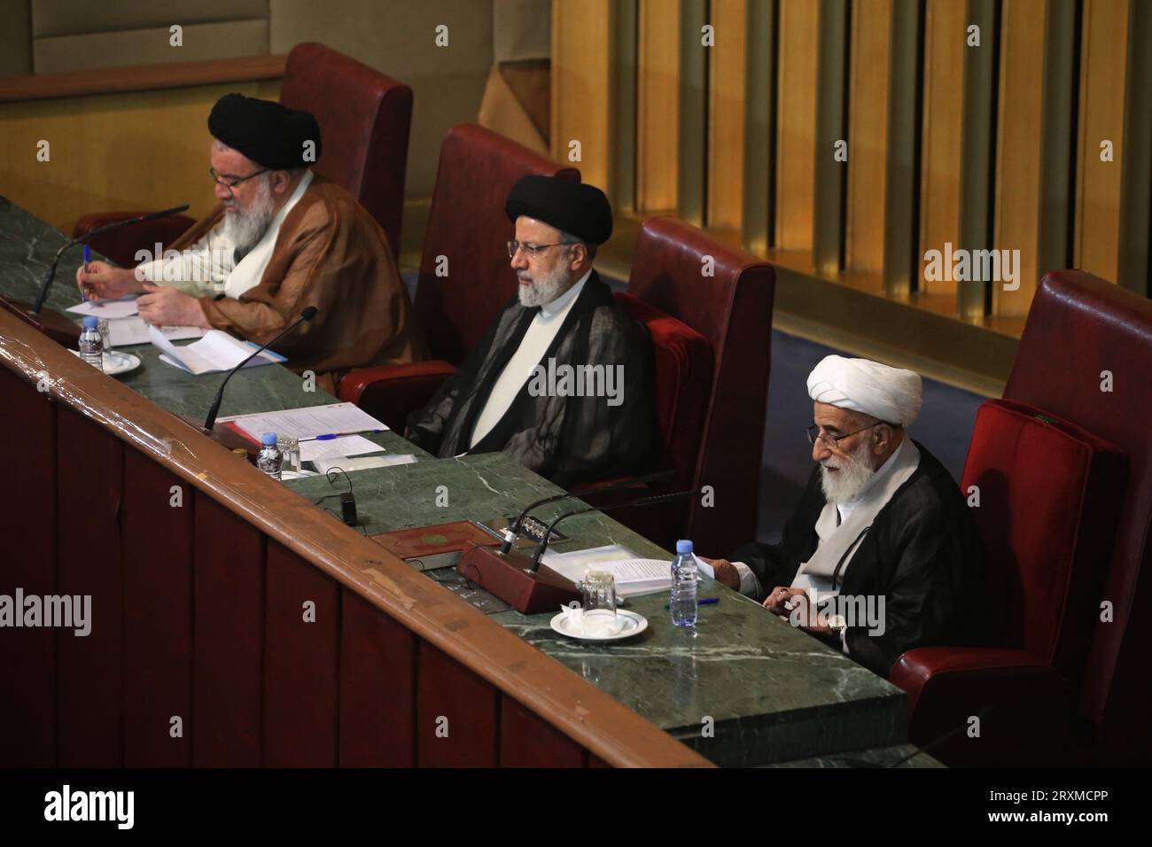 Teheran, Iran. September 2023 26. EBRAHIM RAISI (C), stellvertretender Leiter der Sachverständigenversammlung, AHMAD JANNATI (R), Leiter der einflussreichen Sachverständigenversammlung Irans, und AHMAD KHATAMI (L), ein hochrangiges Mitglied der Sachverständigenversammlung, nehmen an einer Sitzung im alten iranischen Parlamentsgebäude in der Innenstadt von Teheran Teil. Die Sachverständigenversammlung im Iran ist ein Leitungsorgan, das sich aus 88 Mitgliedern zusammensetzt, die vom Volk gewählt werden. Seine Hauptaufgabe besteht darin, den Obersten Führer Irans auszuwählen und zu überwachen. Quelle: ZUMA Press, Inc./Alamy Live News Stockfoto