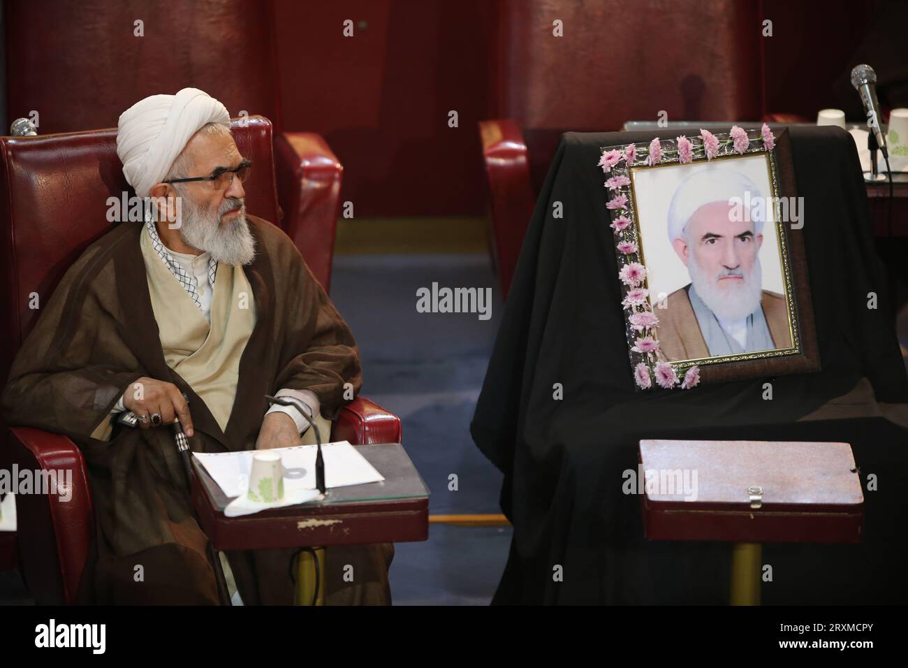 Teheran, Iran. September 2023 26. Ein Mitglied der iranischen einflussreichen Expertenversammlung nimmt an einer Sitzung im alten iranischen Parlamentsgebäude in der Innenstadt von Teheran Teil. Die Sachverständigenversammlung im Iran ist ein Leitungsorgan, das sich aus 88 Mitgliedern zusammensetzt, die vom Volk gewählt werden. Seine Hauptaufgabe besteht darin, den Obersten Führer Irans auszuwählen und zu überwachen. Quelle: ZUMA Press, Inc./Alamy Live News Stockfoto