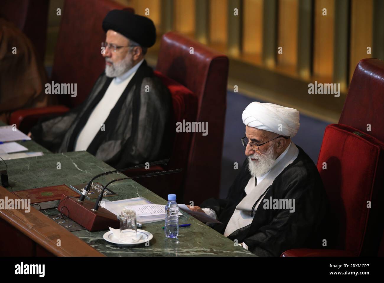Teheran, Iran. September 2023 26. EBRAHIM RAISI (L), stellvertretender Leiter der Sachverständigenversammlung, und AHMAD JANNATI (R), Leiter der einflussreichen Sachverständigenversammlung Irans, nehmen an einer Sitzung im alten iranischen Parlamentsgebäude in der Innenstadt von Teheran Teil. Die Sachverständigenversammlung im Iran ist ein Leitungsorgan, das sich aus 88 Mitgliedern zusammensetzt, die vom Volk gewählt werden. Seine Hauptaufgabe besteht darin, den Obersten Führer Irans auszuwählen und zu überwachen. Quelle: ZUMA Press, Inc./Alamy Live News Stockfoto