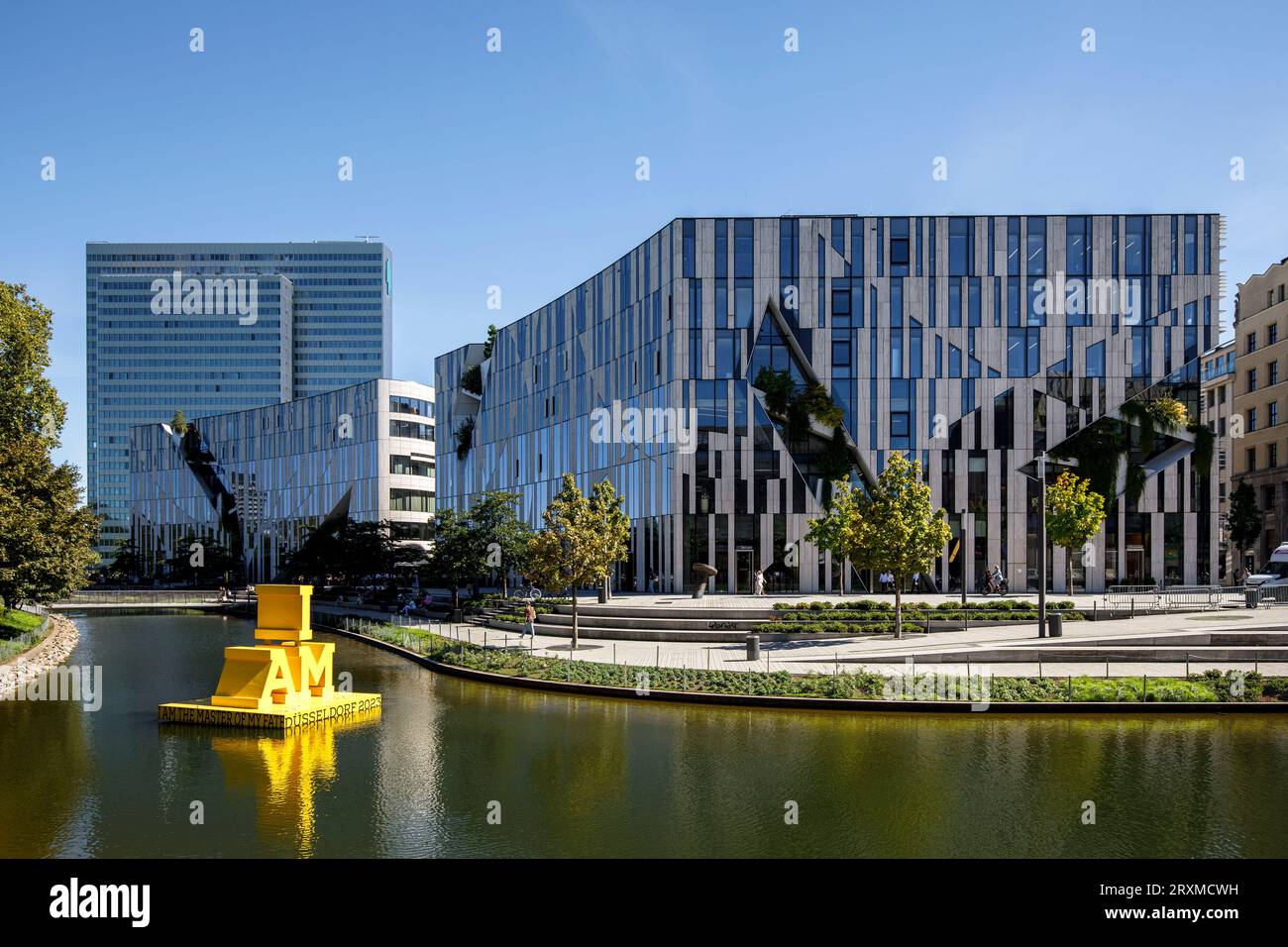 Der Gebäudekomplex Koe-Bogen von Architekt Daniel Libeskind, im Hintergrund das Dreischeibenhaus, schwimmendes Logo für die Invictus Games 20 Stockfoto