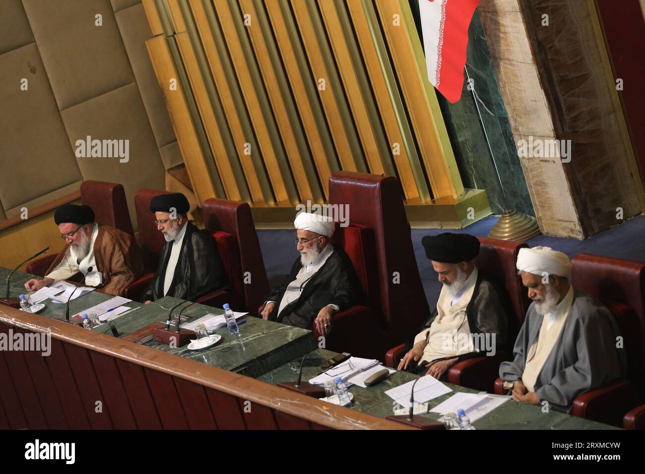 Teheran, Iran. September 2023 26. EBRAHIM RAISI (2L), stellvertretender Leiter der Sachverständigenversammlung, AHMAD JANNATI (C), Leiter der einflussreichen Sachverständigenversammlung Irans, und AHMAD KHATAMI (L), ein hochrangiges Mitglied der Sachverständigenversammlung, nehmen an einer Sitzung im alten iranischen Parlamentsgebäude in der Innenstadt von Teheran Teil. Die Sachverständigenversammlung im Iran ist ein Leitungsorgan, das sich aus 88 Mitgliedern zusammensetzt, die vom Volk gewählt werden. Seine Hauptaufgabe besteht darin, den Obersten Führer Irans auszuwählen und zu überwachen. Quelle: ZUMA Press, Inc./Alamy Live News Stockfoto