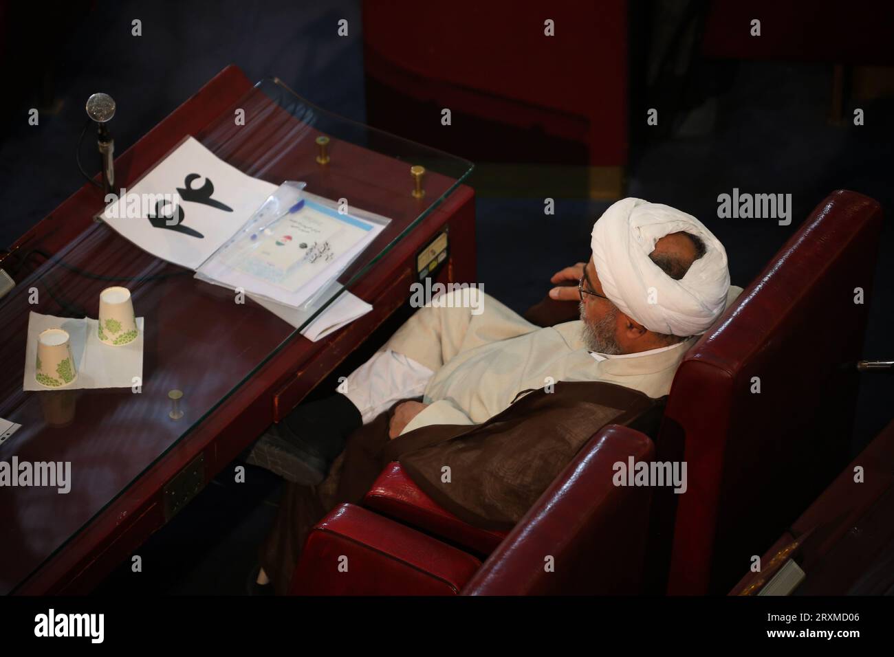 Teheran, Iran. September 2023 26. Ein Mitglied der iranischen einflussreichen Expertenversammlung nimmt an einer Sitzung im alten iranischen Parlamentsgebäude in der Innenstadt von Teheran Teil. Die Sachverständigenversammlung im Iran ist ein Leitungsorgan, das sich aus 88 Mitgliedern zusammensetzt, die vom Volk gewählt werden. Seine Hauptaufgabe besteht darin, den Obersten Führer Irans auszuwählen und zu überwachen. Quelle: ZUMA Press, Inc./Alamy Live News Stockfoto