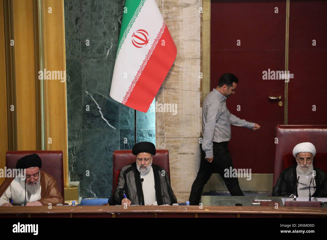 Teheran, Iran. September 2023 26. EBRAHIM RAISI (C), stellvertretender Leiter der Sachverständigenversammlung, AHMAD JANNATI (R), Leiter der einflussreichen Sachverständigenversammlung Irans, und AHMAD KHATAMI (L), ein hochrangiges Mitglied der Sachverständigenversammlung, nehmen an einer Sitzung im alten iranischen Parlamentsgebäude in der Innenstadt von Teheran Teil. Die Sachverständigenversammlung im Iran ist ein Leitungsorgan, das sich aus 88 Mitgliedern zusammensetzt, die vom Volk gewählt werden. Seine Hauptaufgabe besteht darin, den Obersten Führer Irans auszuwählen und zu überwachen. Quelle: ZUMA Press, Inc./Alamy Live News Stockfoto